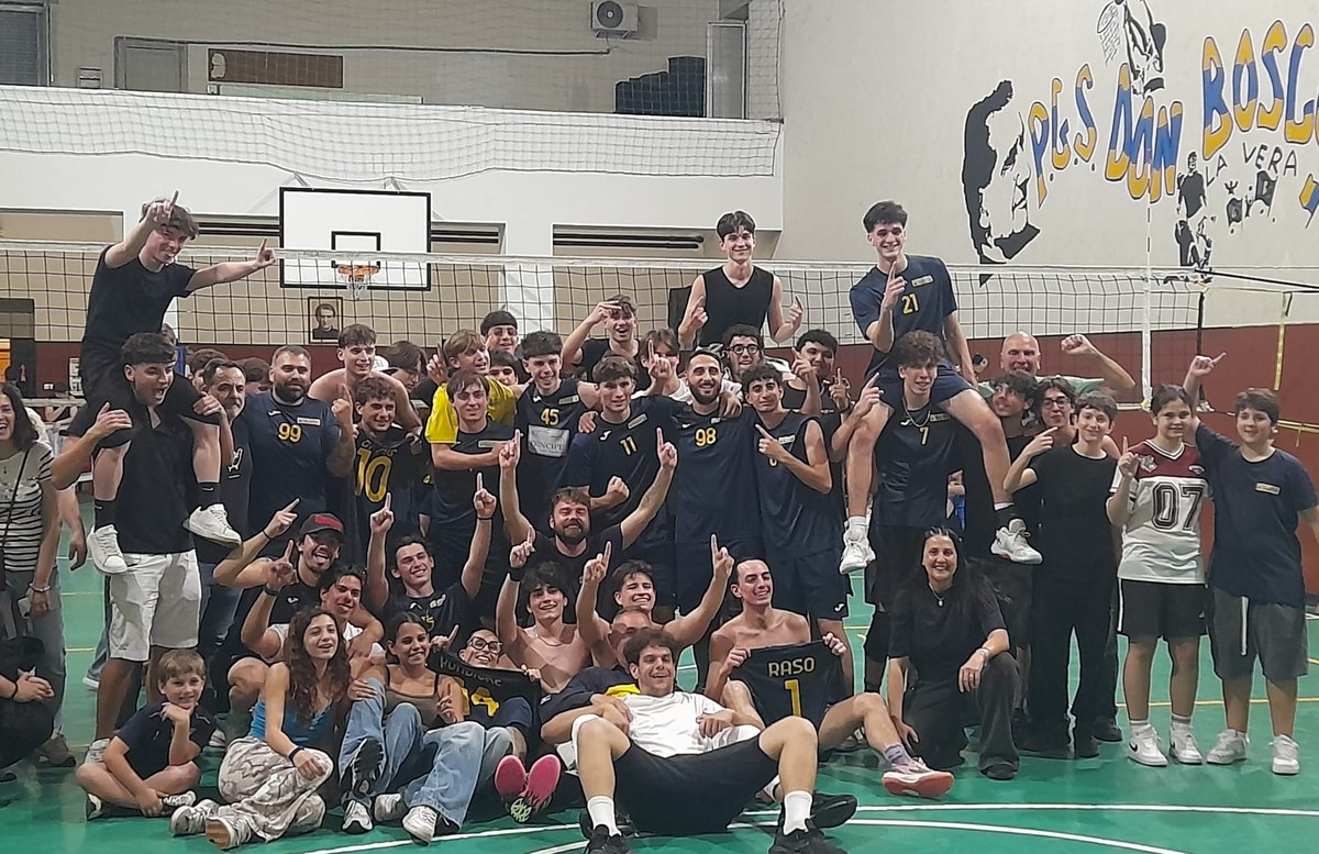 Foto squadra ASD Pallavolo Cinecittà nella palestra Don Bosco